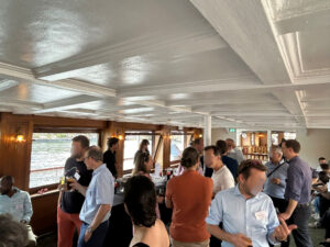 Cocktail dînatoire sur une péniche parisienne